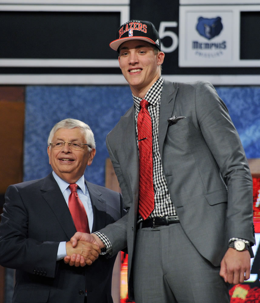 NBA Commissioner David Stern, left, poses with Meyers Leonard, of Illinois, the No.