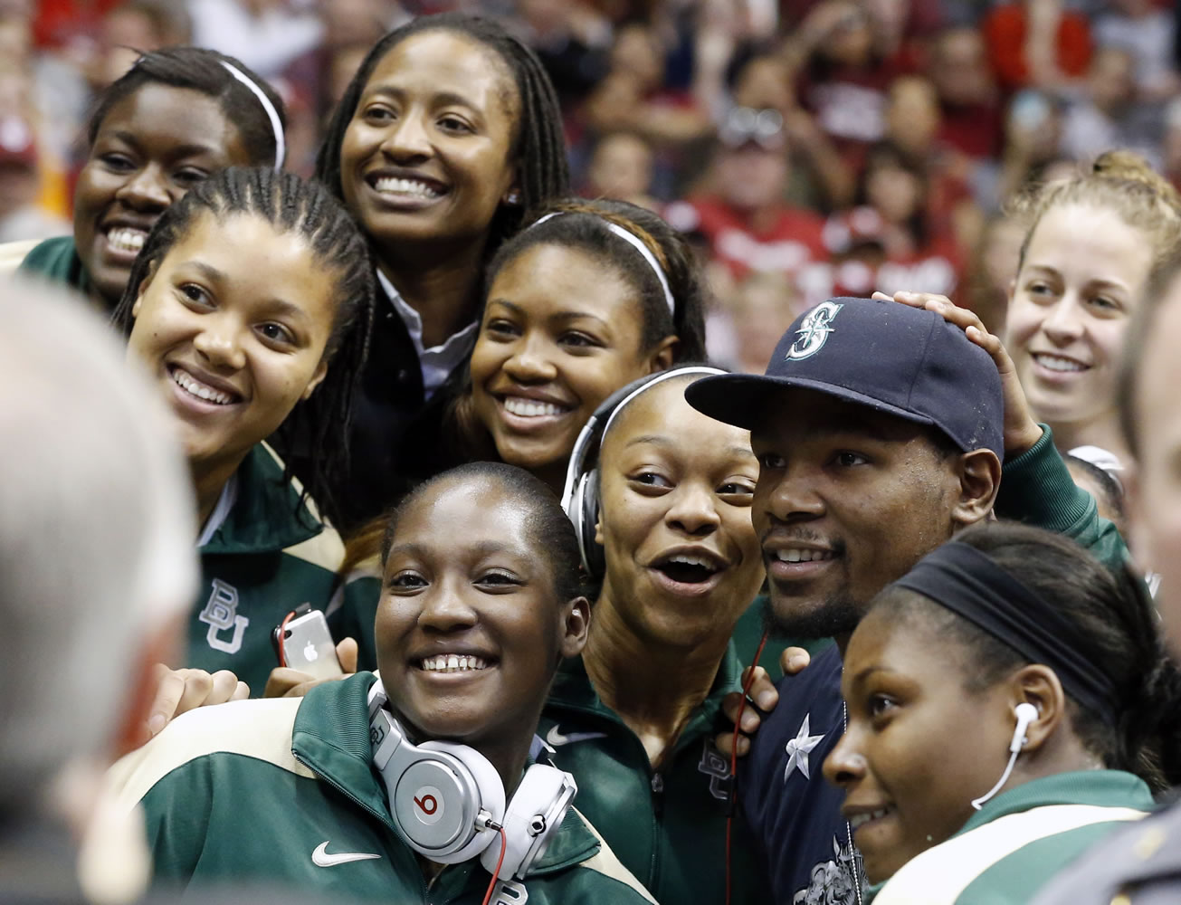 Kevin Durant poses with Baylor players Sunday.