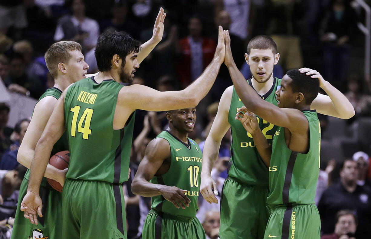 ben margot/The Associated Press
From left, Oregon's E.J. Singler, Arsalan Kazemi (14), Jonathan Loyd (10), Ben Carter and Dominic Artis celebrate on the court during the second half of the No. 12 seed Ducks' win over No. 5 seed Oklahoma State.