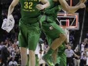 Oregon forward Ben Carter (32) and forward Arsalan Kazemi celebrate at the end of the first half Thursday.