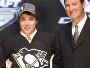 Portland Winterhawks' Derrick Pouliot stands alongside Mario Lemieux after being drafted No.