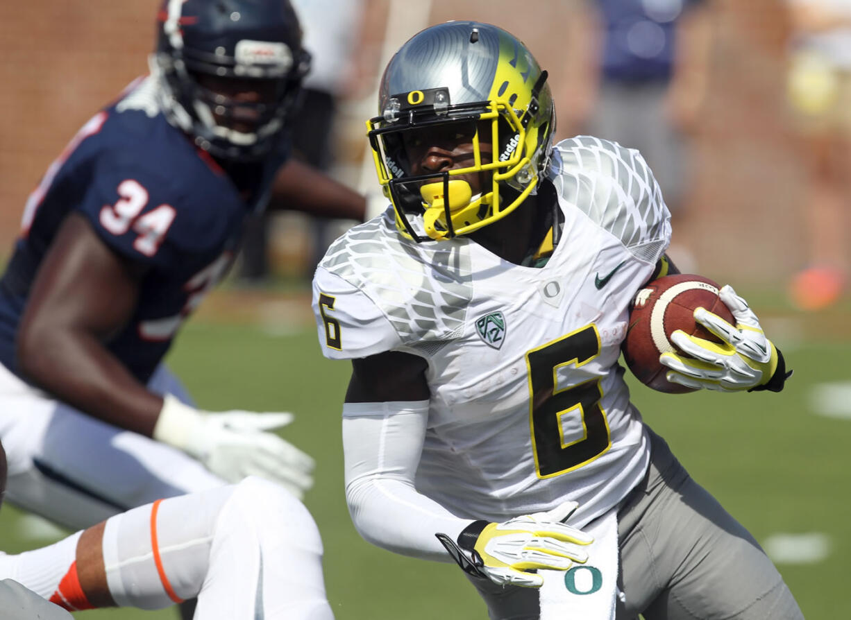 Oregon running back De'Anthony Thomas (6) runs past Virginia linebacker Kwontie Moore (34) during the first half at Scott Stadium, Saturday, Sept.