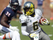 Oregon running back De'Anthony Thomas (6) runs past Virginia linebacker Kwontie Moore (34) during the first half at Scott Stadium, Saturday, Sept.