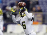 Oregon running back De'Anthony Thomas reaches for a pass during warmups before an NCAA college football game against Washington in Seattle. Thomas is expected to return Saturday, Oct.