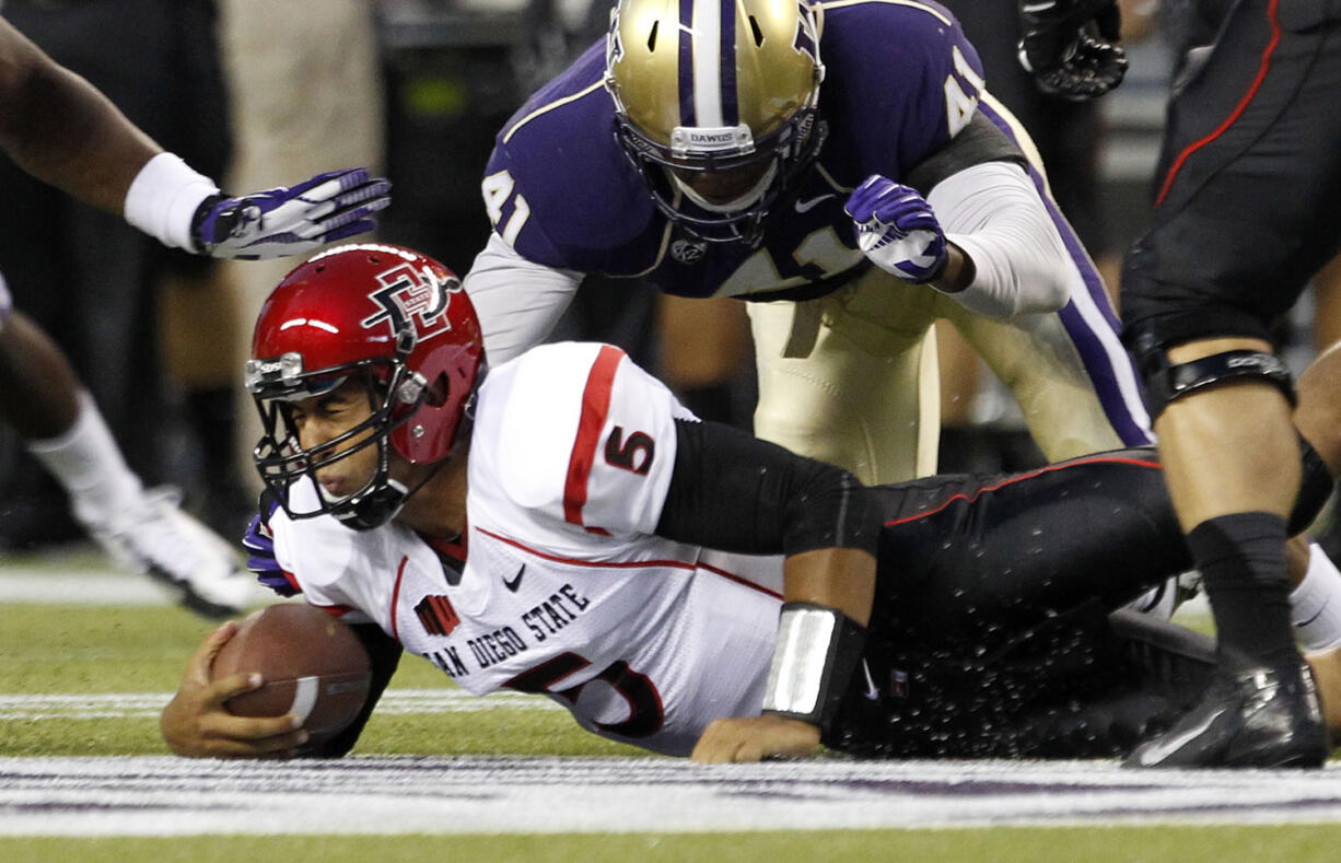 Washington's Travis Feeney (41) covers San Diego State quarterback Ryan Katz (5) as he hits the turf on a keeper.