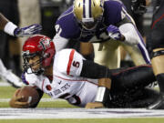 Washington's Travis Feeney (41) covers San Diego State quarterback Ryan Katz (5) as he hits the turf on a keeper.