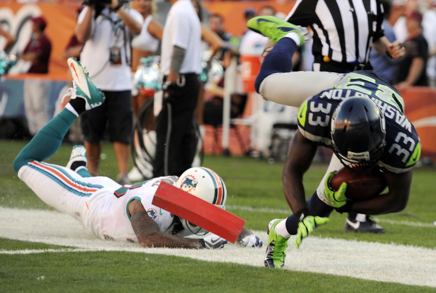 Seattle Seahawks running back Leon Washington (33) scores a touchdown from a 98-yard kickoff return that gave the Seahawks a 21-14 lead with 7:54 to play in the game Sunday at Miami.