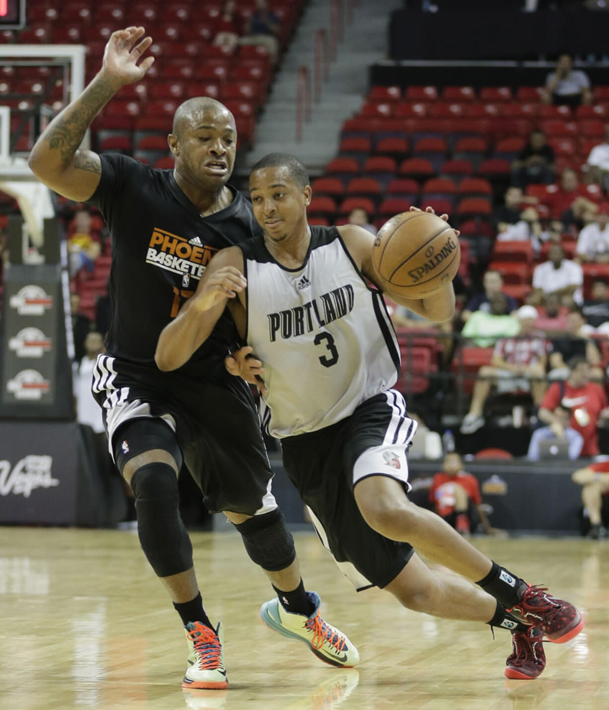 Portland Trail Blazers C.J. McCollum (3) drives against Phoenix Suns P.J.