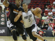 Portland Trail Blazers C.J. McCollum (3) drives against Phoenix Suns P.J.