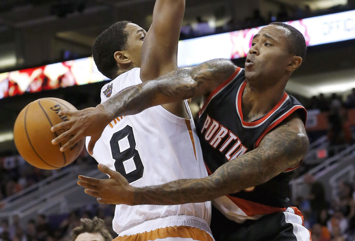 Portland Trail Blazers' Mo Williams passes the ball around Phoenix Suns' Channing Frye (8) during the first half in an NBA basketball game Wednesday, Oct.