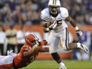 Illinois' Mike Svetina (34) misses the tackle as Washington's Bishop Sankey heads upfield during the second half  Saturday.