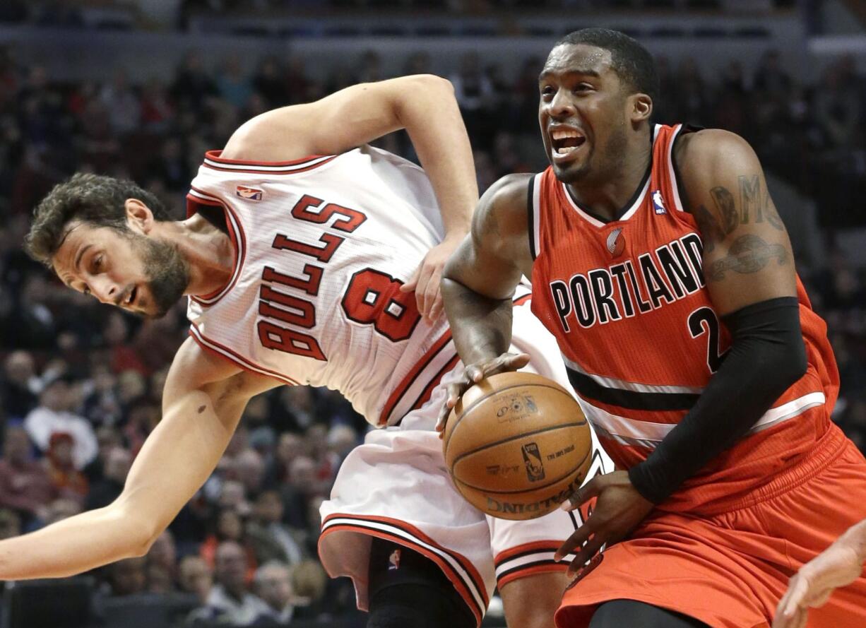 Portland Trail Blazers guard Wesley Matthews, right, drives to the basket past Chicago Bulls guard Marco Belinelli, of Italy, during the first half of an NBA basketball game in Chicago on Thursday, March 21, 2013. (AP Photo/Nam Y.