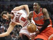 Portland Trail Blazers guard Wesley Matthews, right, drives to the basket past Chicago Bulls guard Marco Belinelli, of Italy, during the first half of an NBA basketball game in Chicago on Thursday, March 21, 2013. (AP Photo/Nam Y.