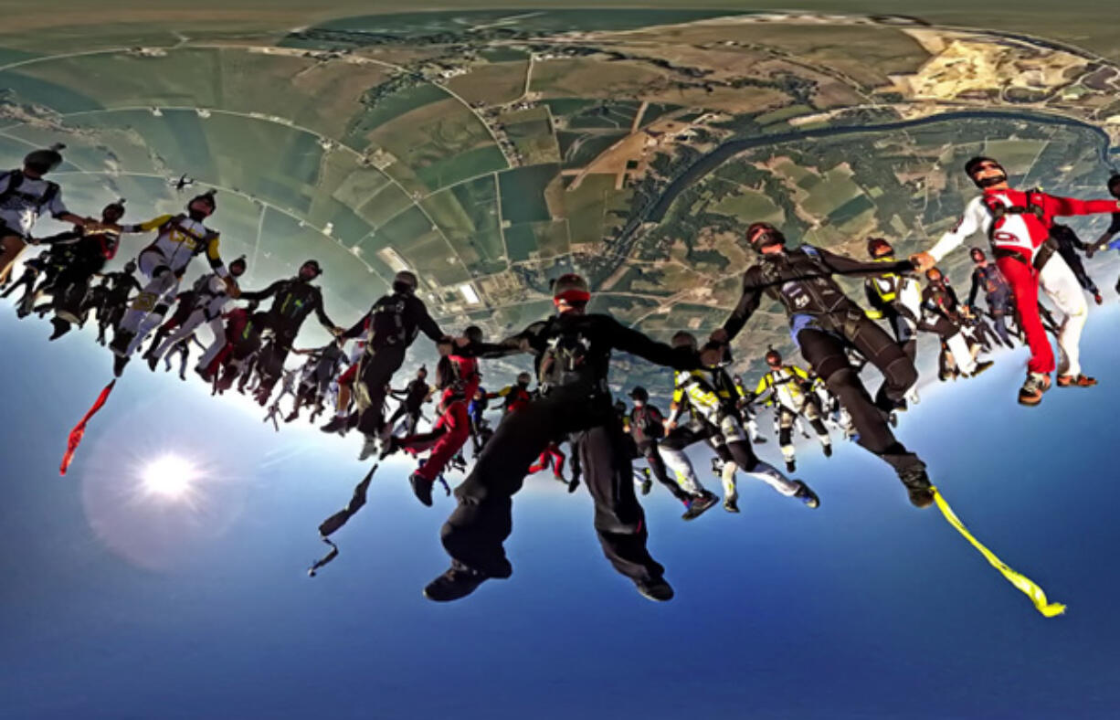 Skydivers -- 138 in all -- set a world record in Chicago in this Coca-Cola-sponsored skydive.