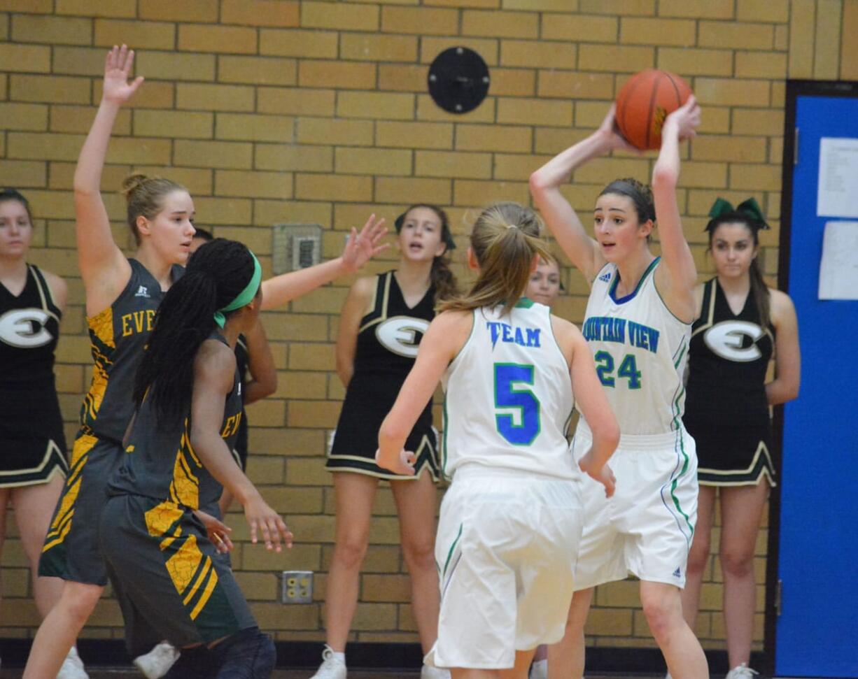 Mountain View&#039;s Hailey Hartney, right, looks to pass as Evergreen&#039;s Makenzie Smith, left, and Ahna Burney defend. Hartney scored a game-high 26 points in the Thunder&#039;s 55-33 win Wednesday.