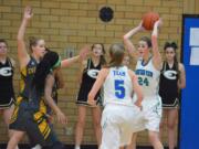 Mountain View&#039;s Hailey Hartney, right, looks to pass as Evergreen&#039;s Makenzie Smith, left, and Ahna Burney defend. Hartney scored a game-high 26 points in the Thunder&#039;s 55-33 win Wednesday.