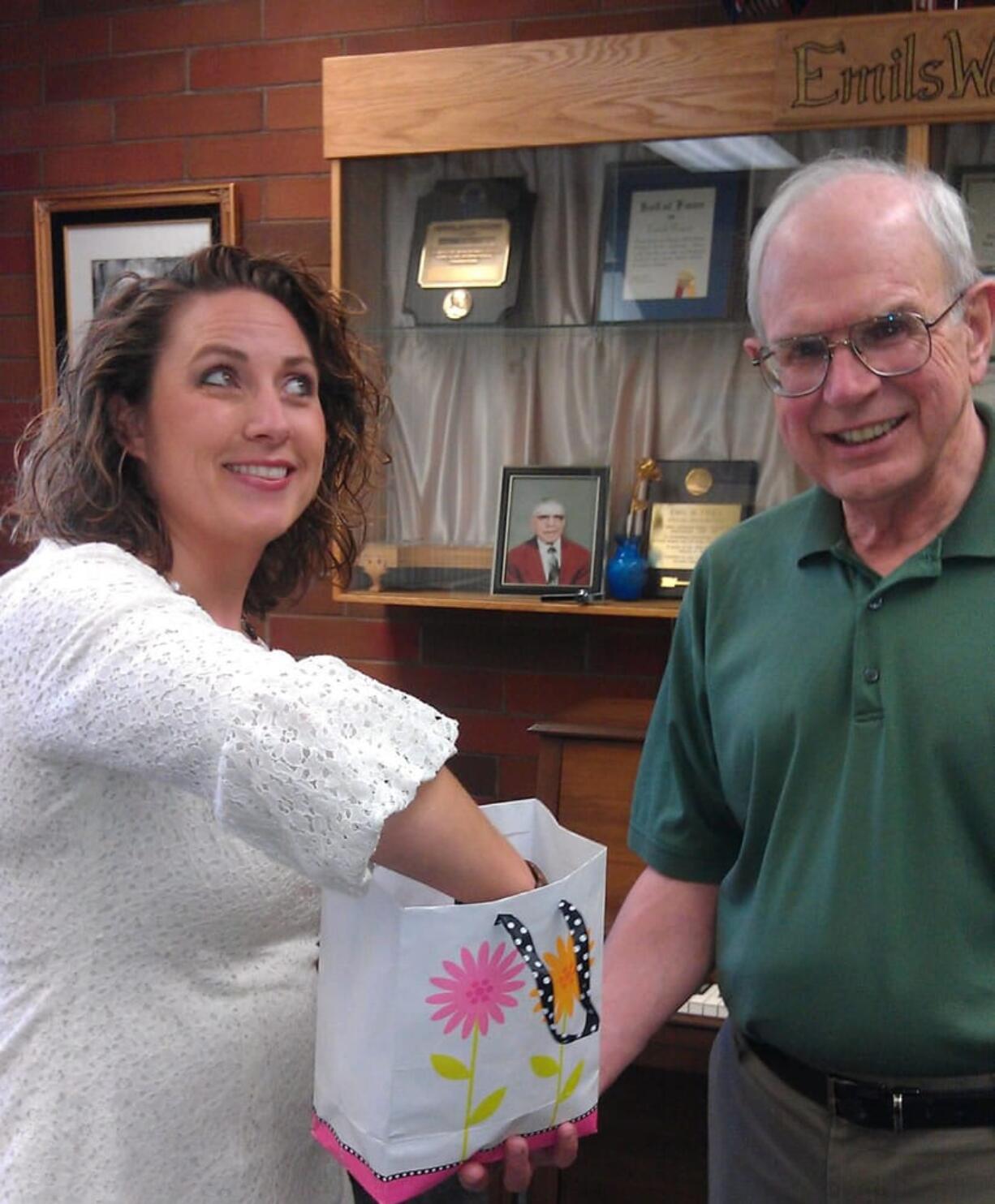 Melissa Sutton, of the Miss Clark County Scholarship Organization, and Len Ledger of the Piano Hospital pick some lucky names.