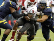 Washington State's Rickey Galvin (5) gained 73 yards on 12 carries, including a 5-yard touchdown run.