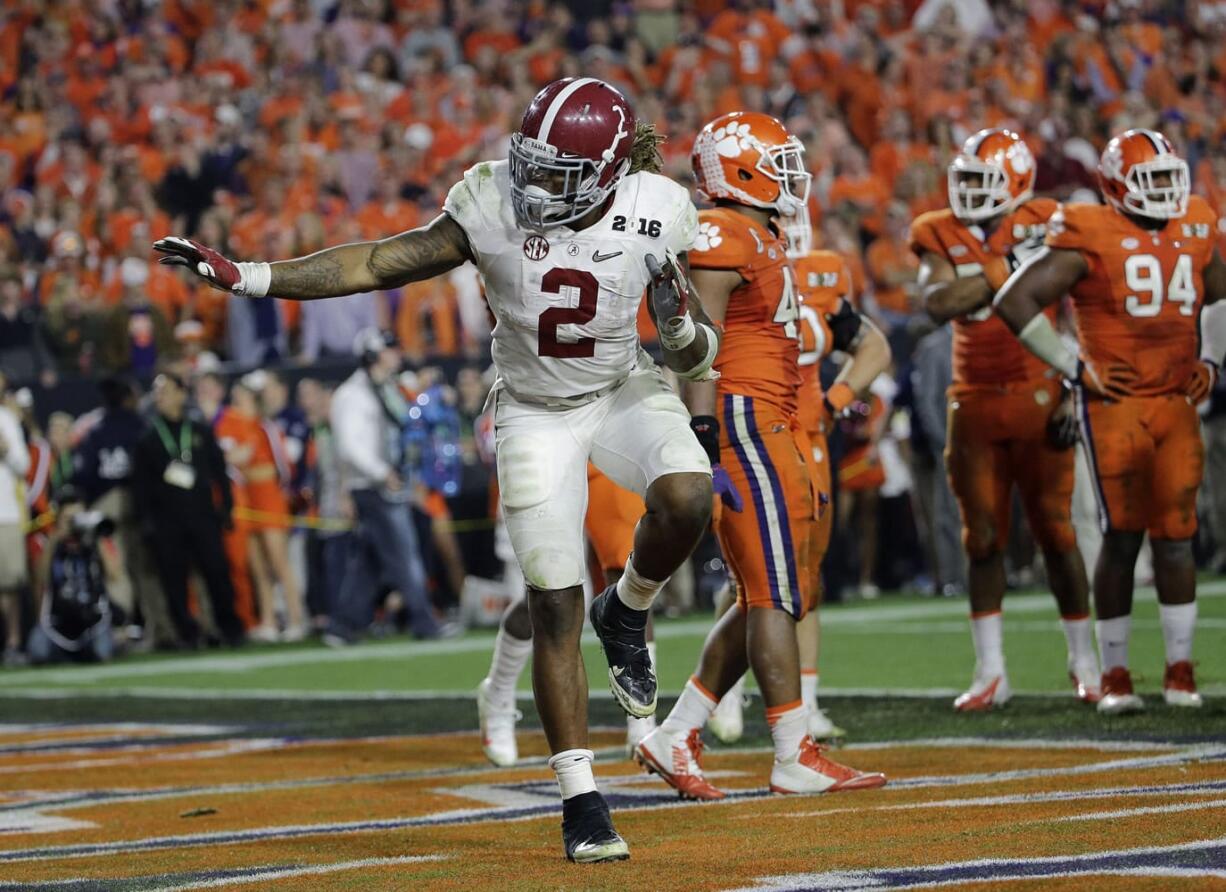 Alabama's Derrick Henry gives a Heisman pose after rushing for a touchdown during the second half of the NCAA college football playoff championship game against Clemson Monday, Jan. 11, 2016, in Glendale, Ariz. (AP Photo/David J.