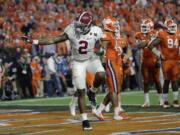 Alabama's Derrick Henry gives a Heisman pose after rushing for a touchdown during the second half of the NCAA college football playoff championship game against Clemson Monday, Jan. 11, 2016, in Glendale, Ariz. (AP Photo/David J.