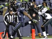 Seattle running back Marshawn Lynch runs in for touchdown past Philadelphia's Asante Samuel in the first half of Thursday.