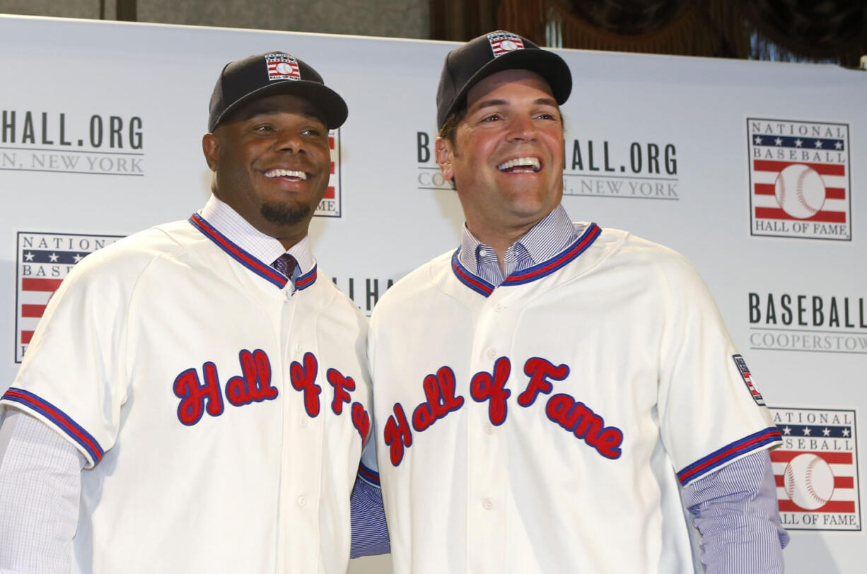 Former Seattle Mariners Ken Griffey Jr., left, and former New York Mets Mike Piazza pose for a photograph after a press conference announcing their election to baseball's Hall of Fame, Thursday, Jan. 7, 2016, in New York. Both men will be inducted into the Hall of Fame this summer.