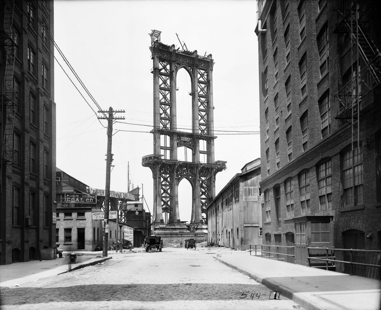 The superstructure from the Manhattan Bridge rises above Washington Street in New York on June 5, 1908.