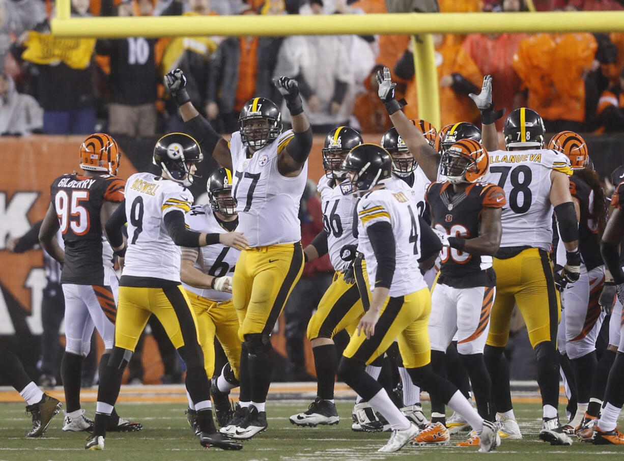 Pittsburgh Steelers' Chris Boswell (9) celebrates a 35-yard game inning field goal during the second half of an NFL wild-card playoff football game against the Cincinnati Bengals, Sunday, Jan. 10, 2016, in Cincinnati. Pittsburgh won 18-16.