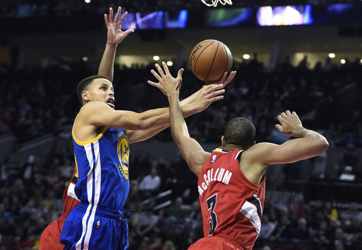 Golden State Warriors guard Stephen Curry (30) drives to the basket on Blazers guard C.J. McCollum (3).