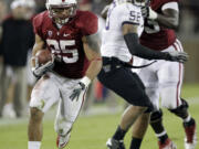 Stanford running back Tyler Gaffney (25) runs in front of Washington linebacker Jamaal Kearse (58) in the third quarter Saturday.