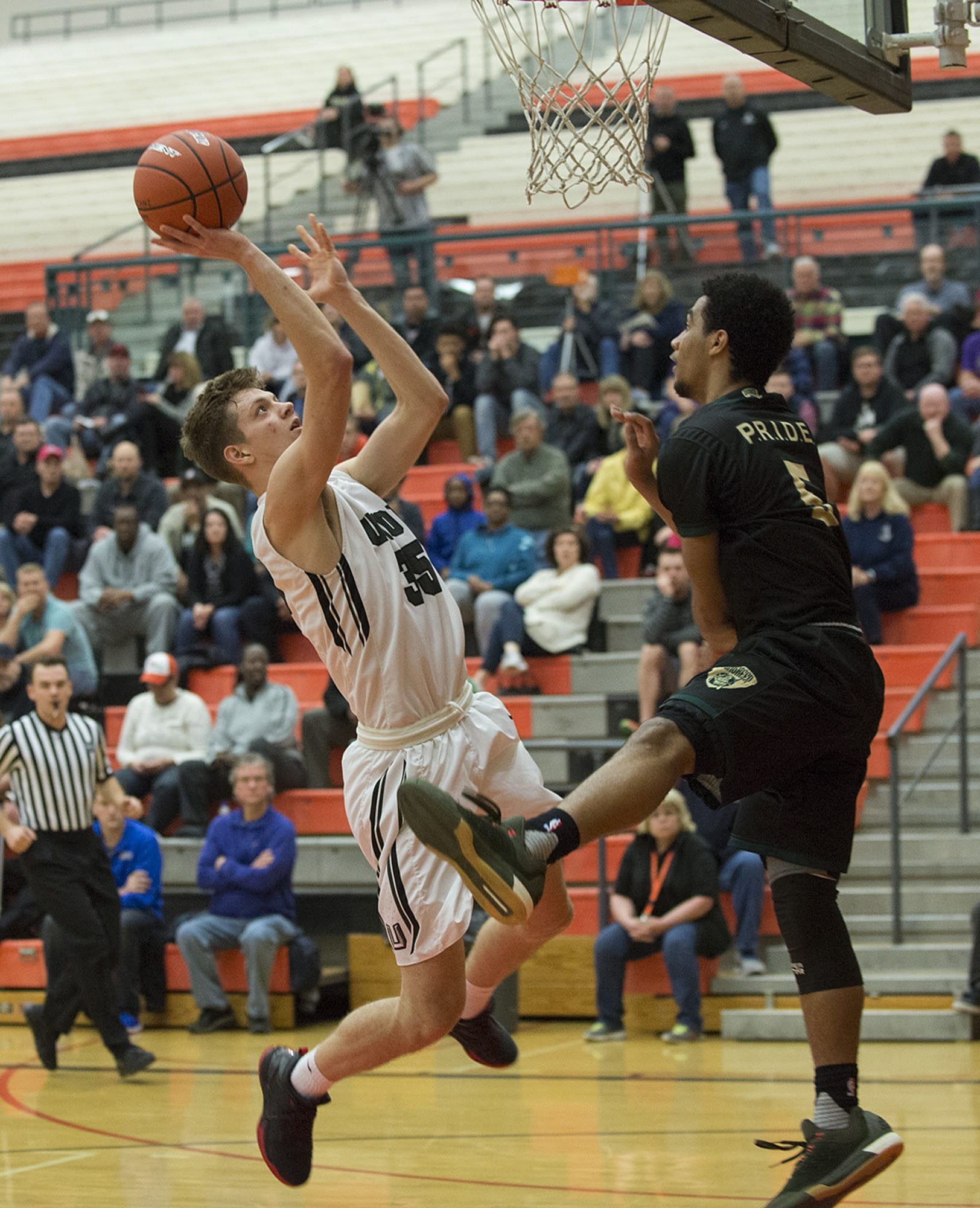 Union's Denis Kirichenko (35) looks to the hoop against Evergreen's Greg Washington (5) in the second quarter Tuesday evening, Feb. 16, 2016 at Battle Ground High School.