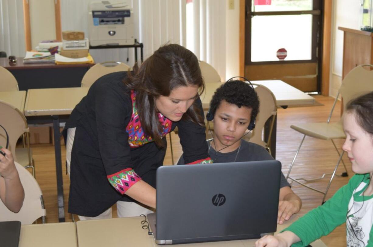 Fircrest: Shannon Gedo, EverFi schools manager, sets up a student with the new Digital Learning Program in the Salvation Army&#039;s Afterschool S.A.Y.