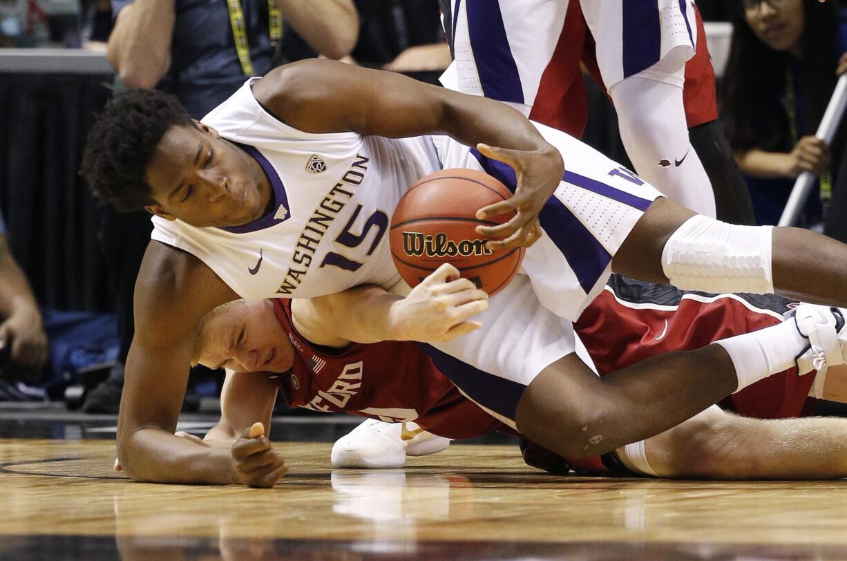 Washington forward Noah Dickerson (15) scrambles for the ball Wednesday with Stanford&#039;s Michael Humphrey.