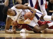 Washington forward Noah Dickerson (15) scrambles for the ball Wednesday with Stanford&#039;s Michael Humphrey.