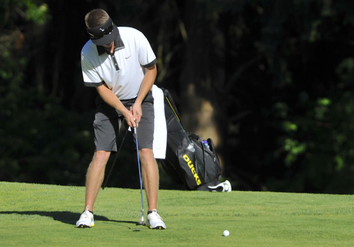 Nigel Lett watches his putt during the final round of the Royal Oaks Invitational in Vancouver Wa, Sunday June 7, 2015.