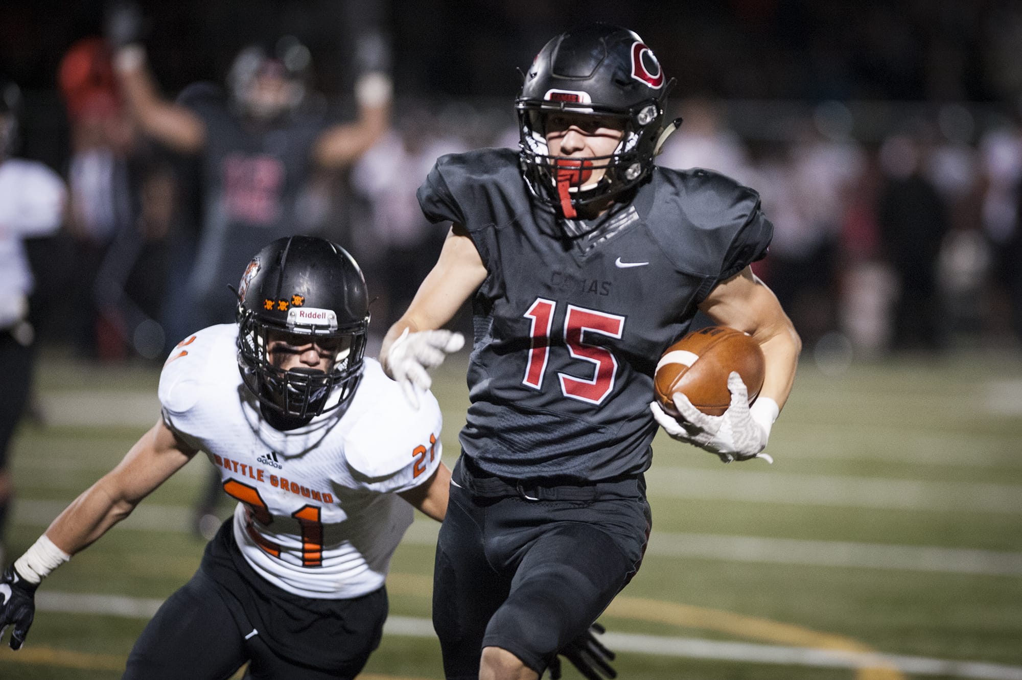 Camas’ Cooper McNatt (15) escapes Battle Ground’s Brock Robinson (21), scoring a touchdown in the second quarter at Doc Harris Stadium in Camas, Friday September 30, 2016.