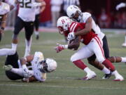 Oregon wide receiver Devon Allen, left, grabs his knee after trying to tackle a kickoff return by Nebraska wide receiver De&#039;Mornay Pierson-El (15).