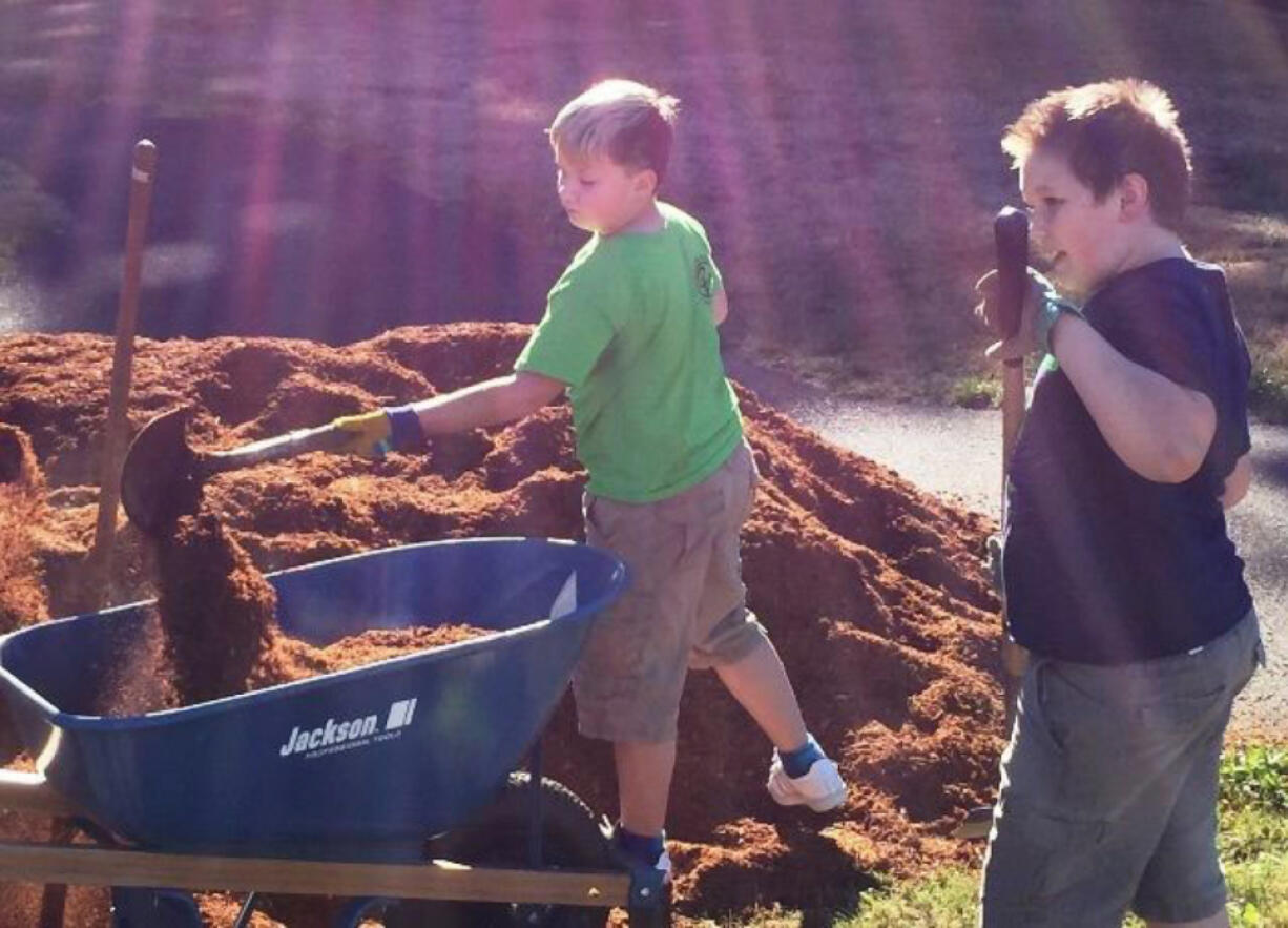 Battle Ground: Volunteers participating in Clark County Connect&#039;s fifth annual Day of Service in Battle Ground on Sept.