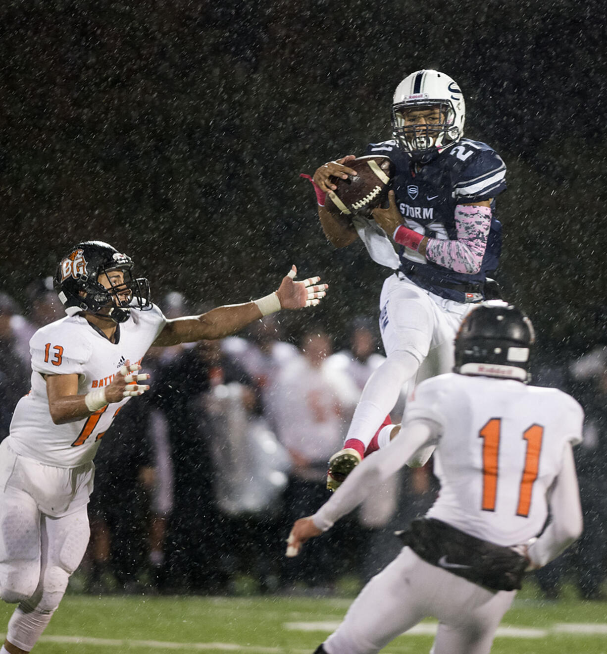 Battle Ground's Tommy Renfroe (13) and Izak Brundage (11) defend against Skyview's Jeremiah Wright (21) as he hauls in a pass in the second quarter at Kiggins Bowl on Thursday night, Oct. 13, 2016.