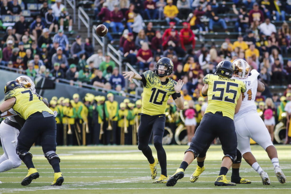 Oregon quarterback Justin Herbert (10, passes in the second quarter against Arizona in an NCAA college football game Saturday, Oct. 29, 2016 in Eugene, Ore.