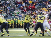 Oregon quarterback Justin Herbert (10, passes in the second quarter against Arizona in an NCAA college football game Saturday, Oct. 29, 2016 in Eugene, Ore.