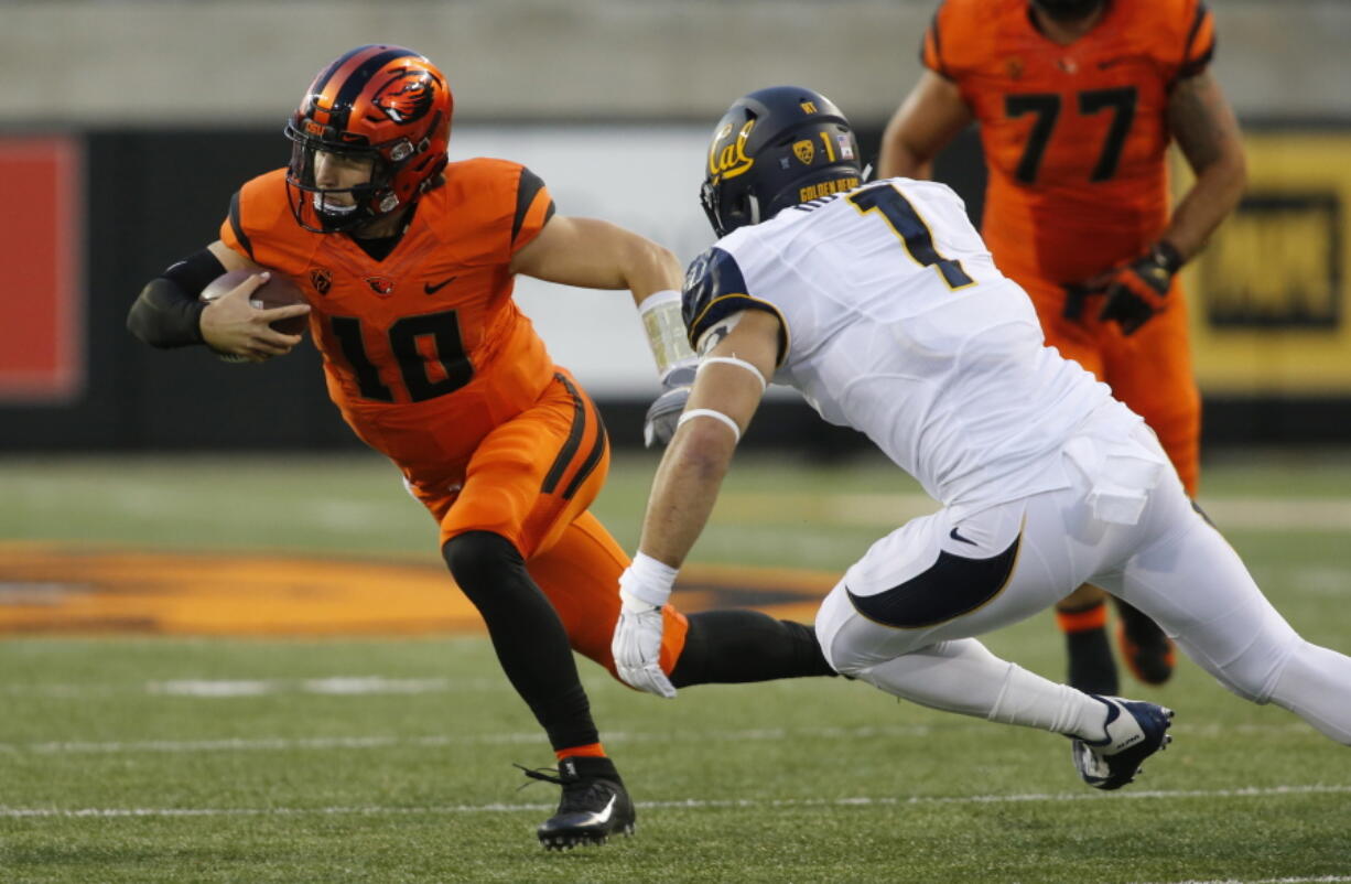 Oregon State quarterback Darell Garretson (10) tries the avoid California&#039;s Devonte Downs (1) during the first half of an NCAA college football game in Corvallis, Ore., on Saturday, Oct. 8, 2016. (AP Photo/Timothy J.