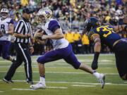 Washington quarterback Jake Browning (3) scores on the last drive of the first half against Oregon an NCAA college football game Saturday, Oct. 8, 2016, in Eugene, Ore.