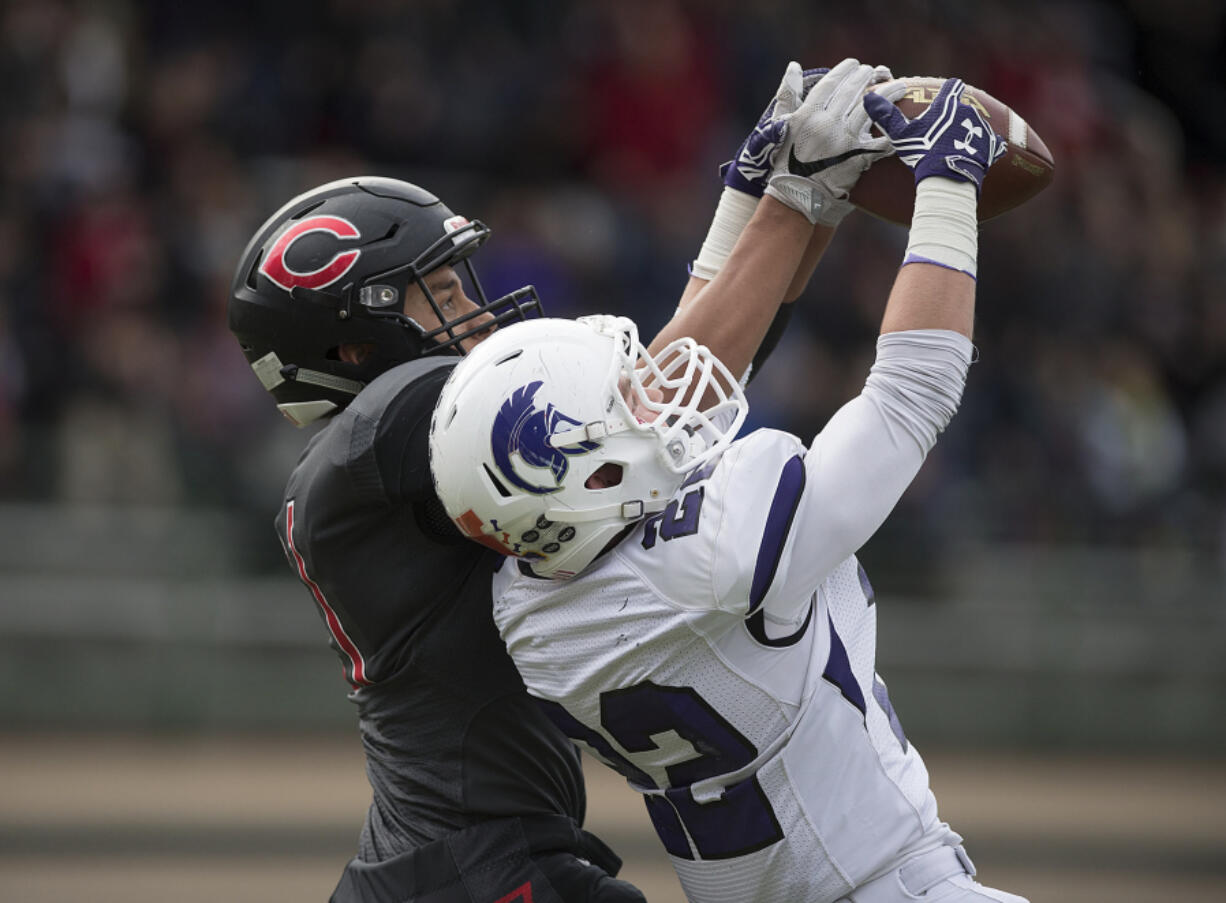 Camas&#039; Drake Owen (left) battles Sumner&#039;s Jake Popejoy for a pass that fell incomplete. Owen later left the game after taking an illegal hit while fielding a punt.