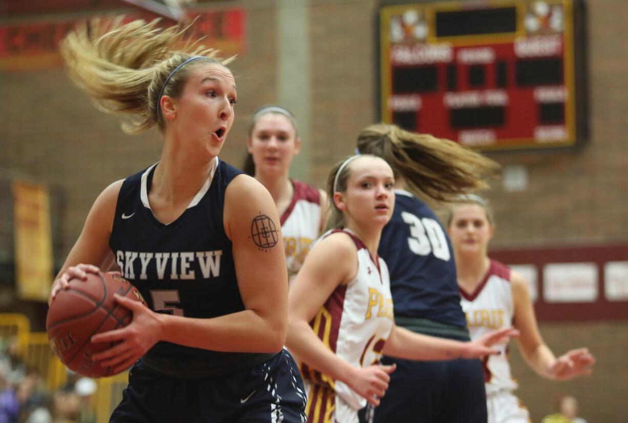 Sydney Friauf controls the ball in girls basketball vs. Prairie in Vancouver Tuesday December 13, 2016.