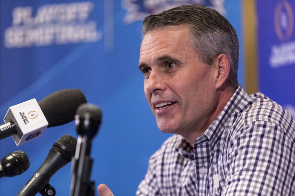 Washington football coach Chris Petersen talks with the media during a Peach Bowl NCAA college football press conference, Monday, Dec. 26, 2016,  in Atlanta.  Washington takes on Alabama in a College Football Playoff matchup  in Saturday&#039;s Peach Bowl.