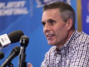 Washington football coach Chris Petersen talks with the media during a Peach Bowl NCAA college football press conference, Monday, Dec. 26, 2016,  in Atlanta.  Washington takes on Alabama in a College Football Playoff matchup  in Saturday&#039;s Peach Bowl.