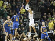 Oregon&#039;s Dillon Brooks, center right, shoots over UCLA&#039;s Thomas Welsh, left, Lonzo Ball and Bryce Alford, right, for the winning score .