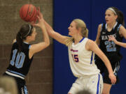 Ridgefield forward Kaia Oliver, right, knocks the ball away from Hockinson forward Adyson Dyer during the Spudders&#039; 39-26 win.