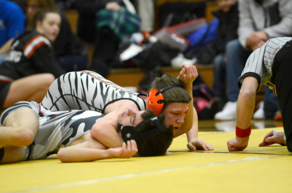 Battle Ground&#039;s Brett Joner pins Union&#039;s Brandon Esperto to win the 106-pound weight class Saturday at the Clark County Championships.